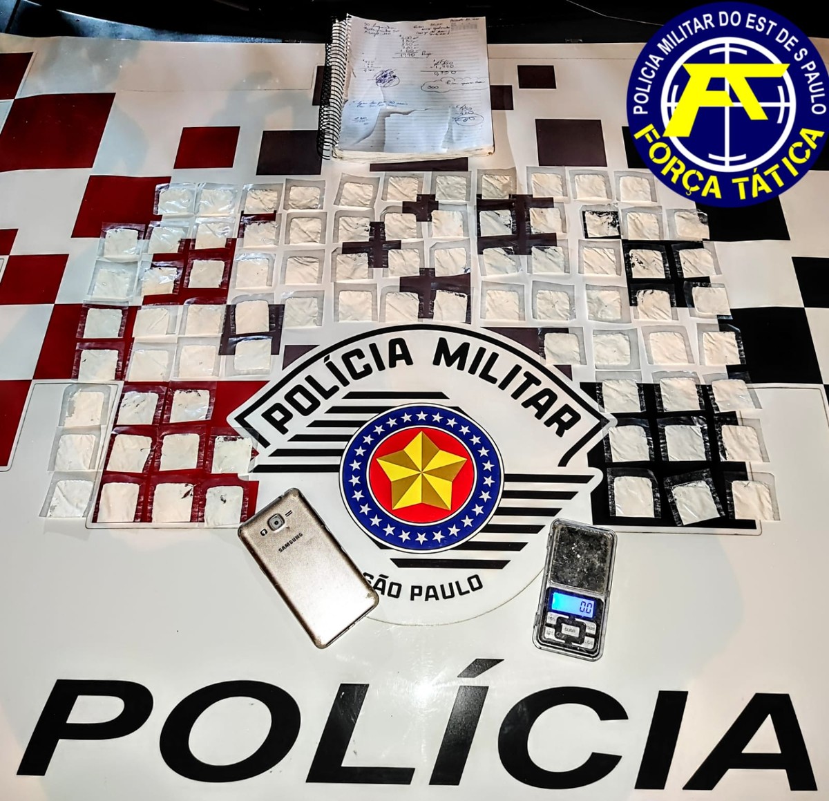 Após denúncia, trio é preso com mais de 70 sachês de cocaína em Flórida Paulista