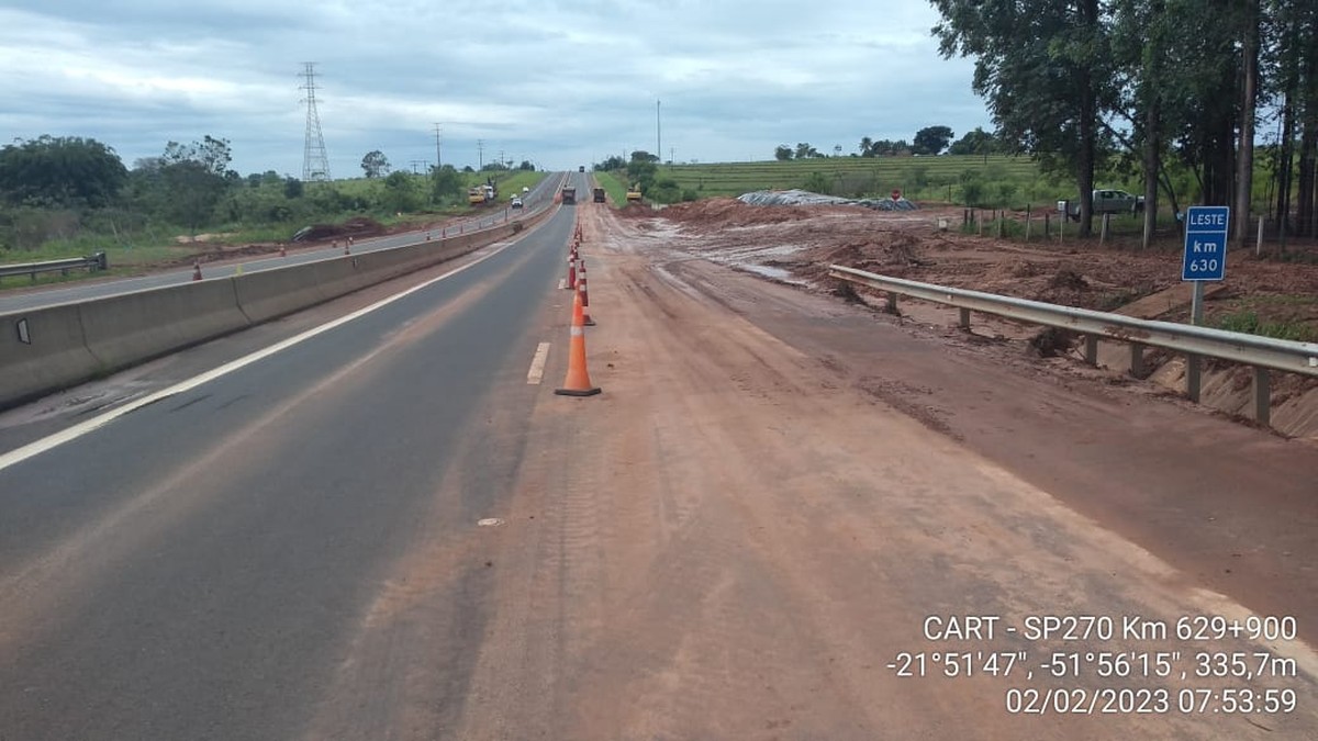 Após três semanas de interdição, plano emergencial tenta barrar descida de lama de propriedades rurais na Rodovia Raposo Tavares