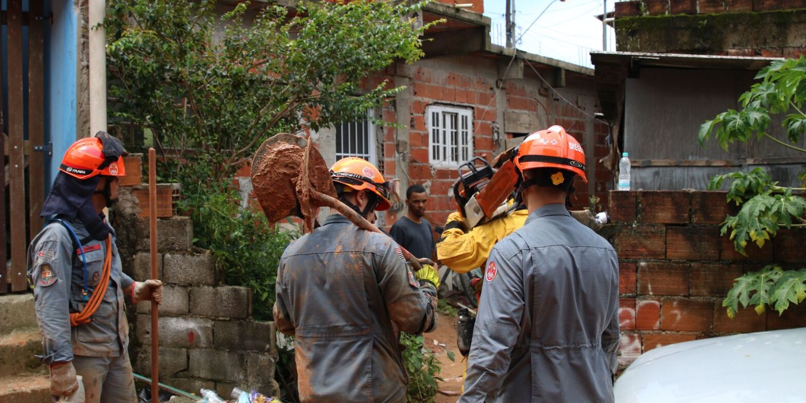Número de mortes confirmadas no litoral norte de SP chega a 64