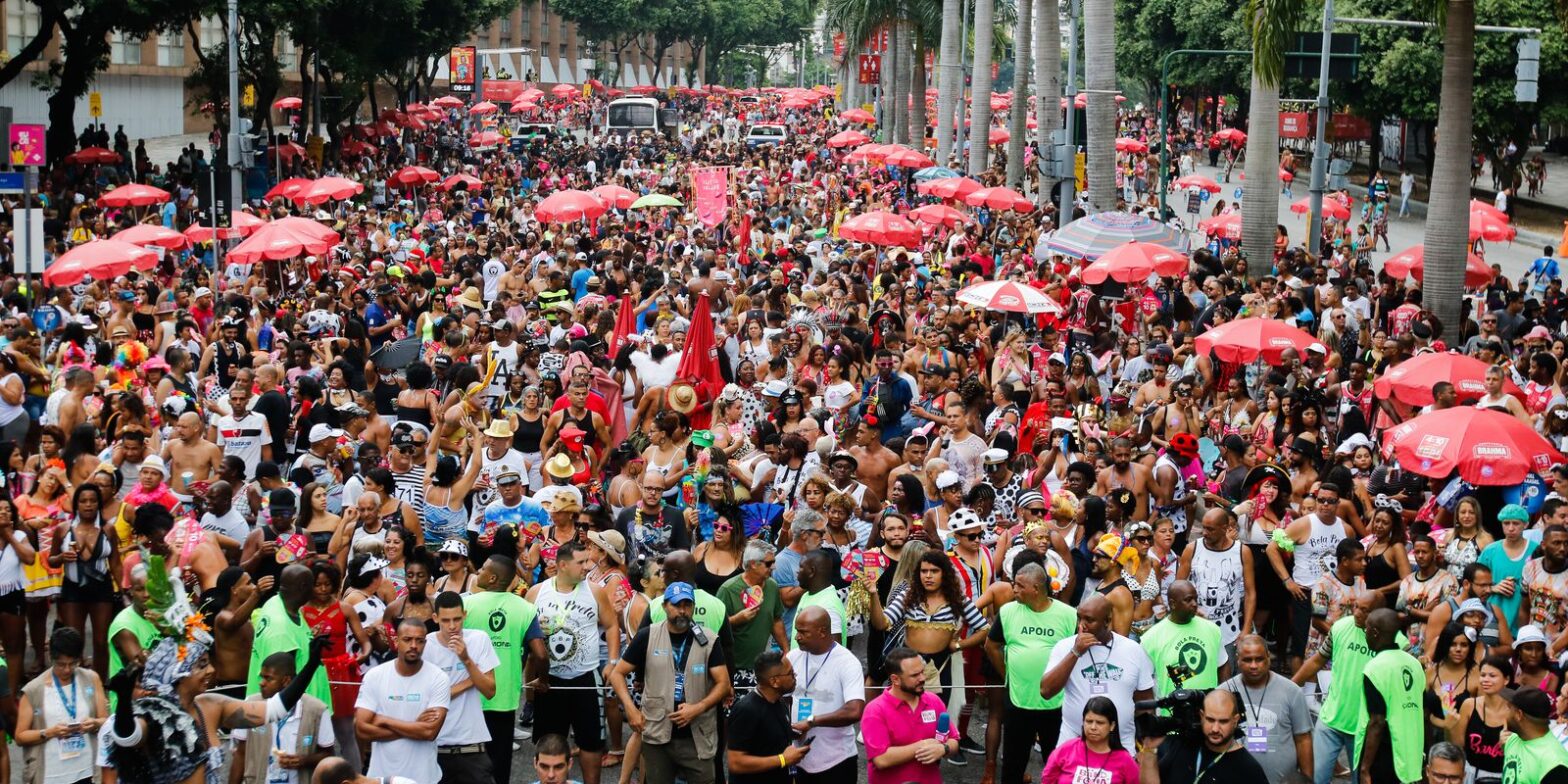 Cordão da Bola Preta arrasta multidão no centro do Rio de Janeiro
