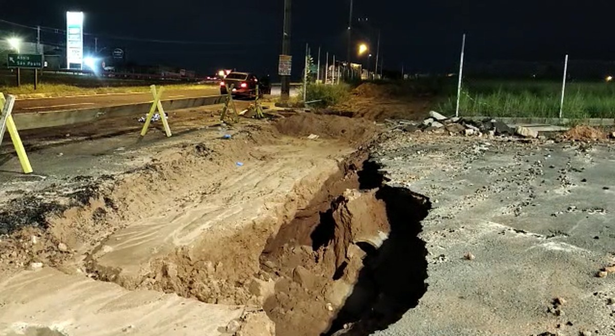 Cratera interdita rua no Jardim Vale do Sol, em Presidente Prudente