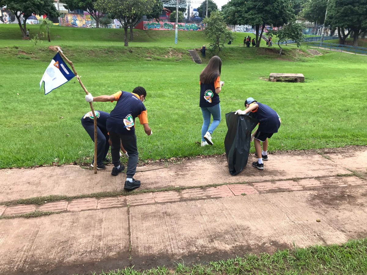 Crianças se reúnem no Parque do Povo para mutirão de limpeza, em Presidente Prudente