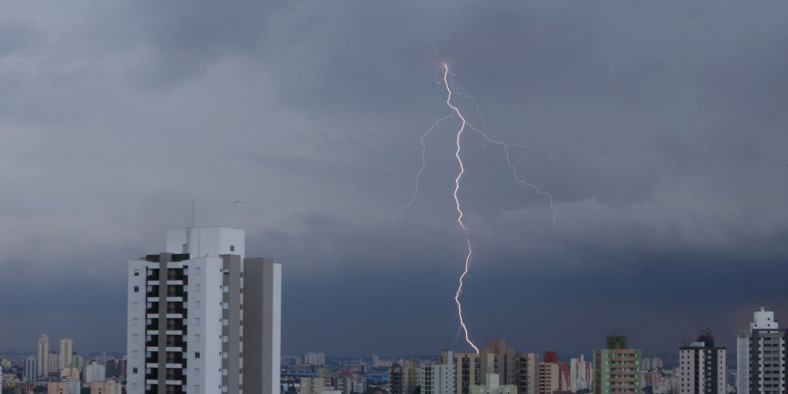 Chuva no litoral norte de SP causa inundações e bloqueio em estradas