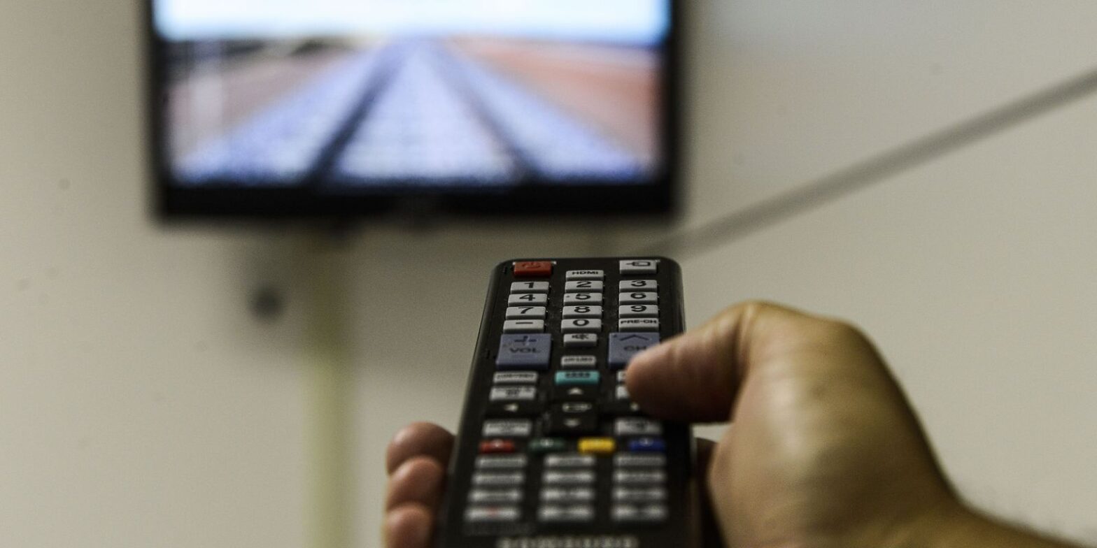 Jovens de até 24 anos veem 7 vezes menos TV aberta do que idosos