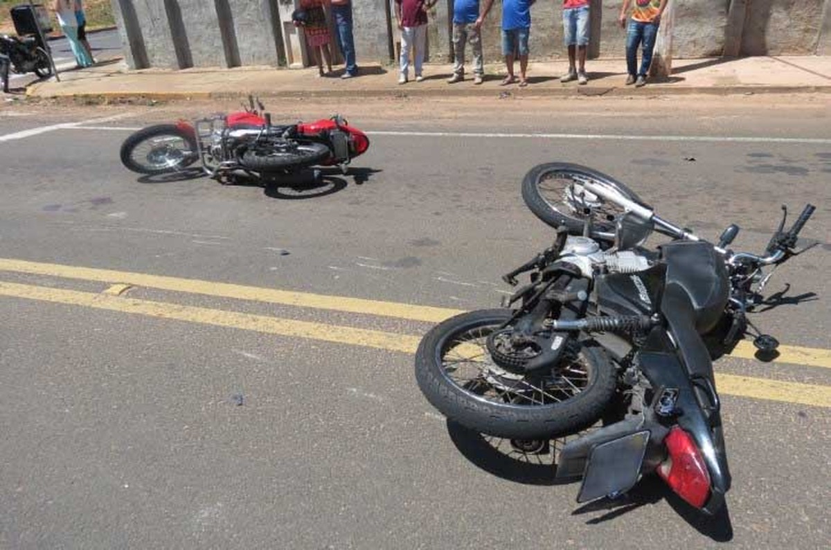 Motociclista desobedece semáforo em cruzamento e causa acidente de trânsito com outras duas motos em Dracena