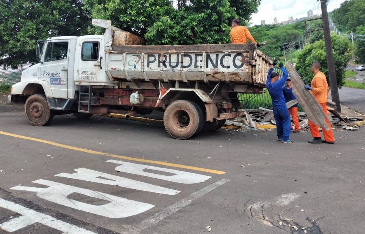 Mutirão cata-treco recolhe materiais inservíveis e entulhos na região da Cecap, em Presidente Prudente, neste sábado