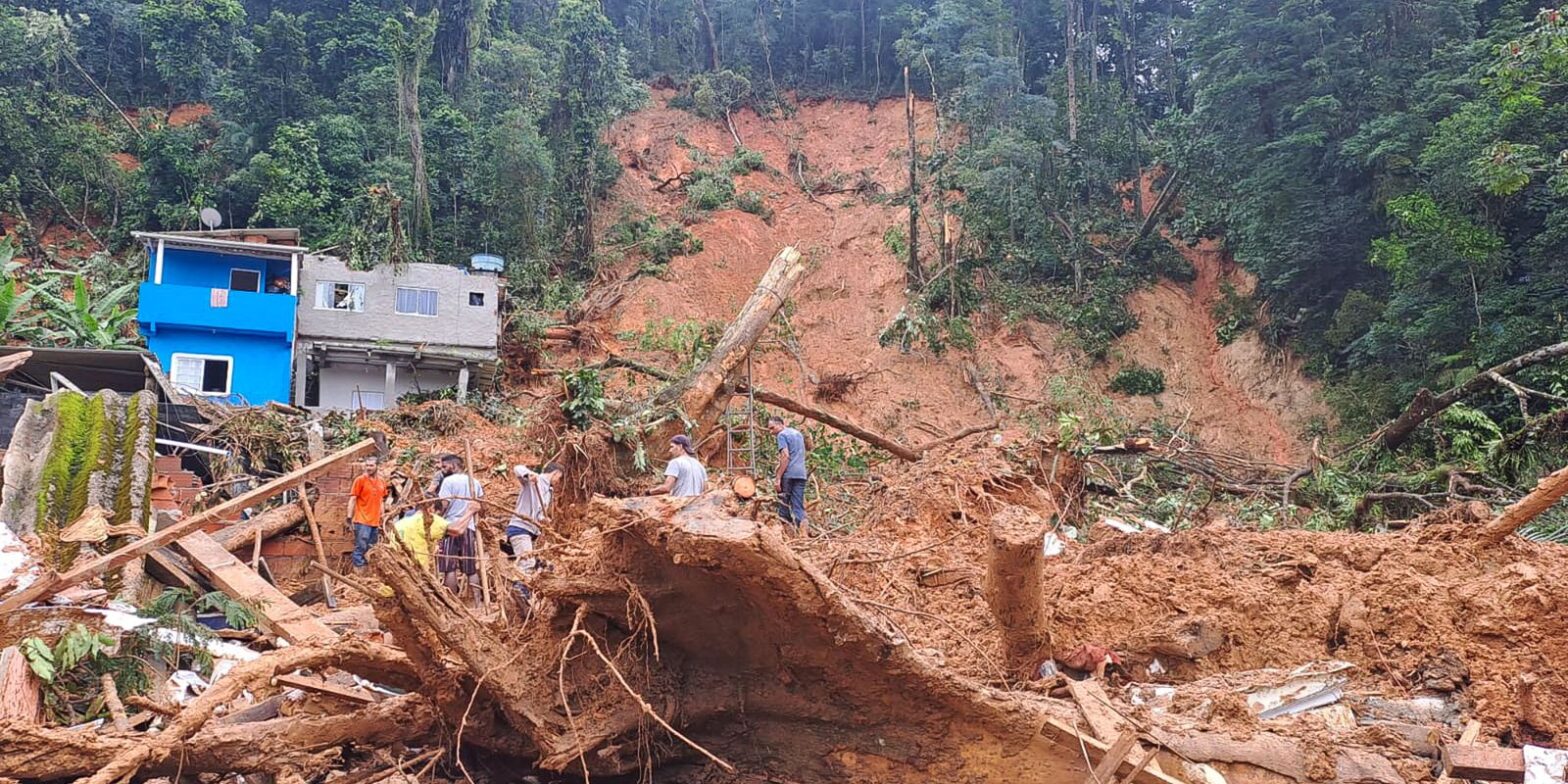 Sobe para 54 número de mortos após chuvas no litoral norte paulista