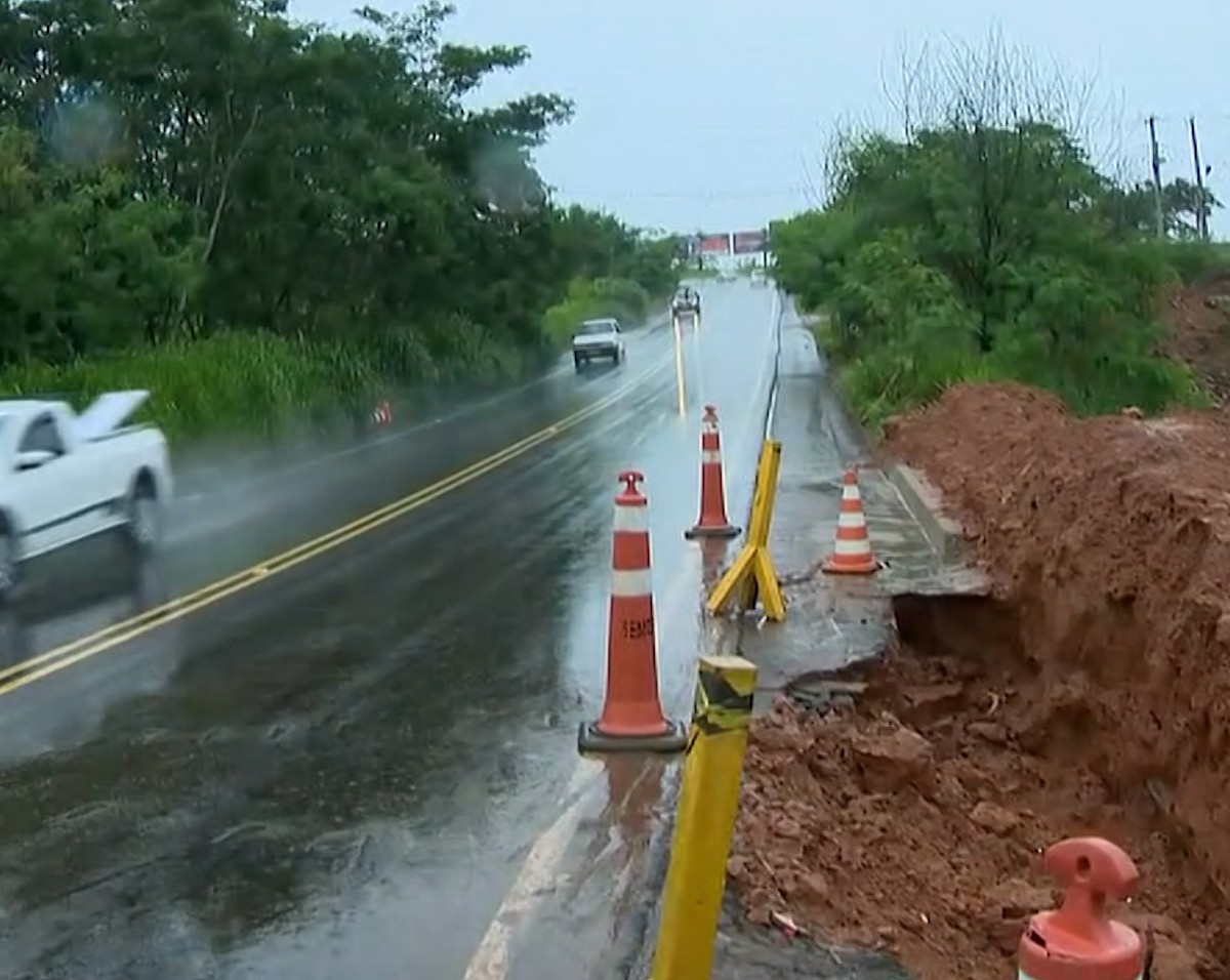 Tempo chuvoso agrava deslizamento de terra às margens da Rodovia Ângelo Rena em Presidente Prudente