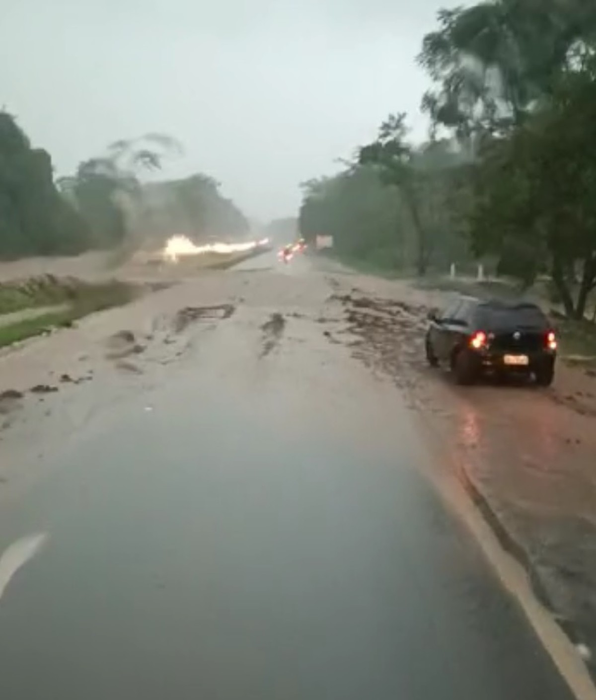 Trecho alagado da Rodovia Comandante João Ribeiro de Barros é liberado, em Junqueirópolis