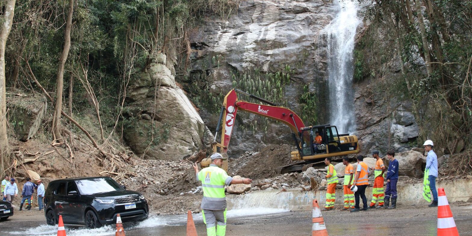 Último ponto de interdição total na Rio-Santos é desobstruído