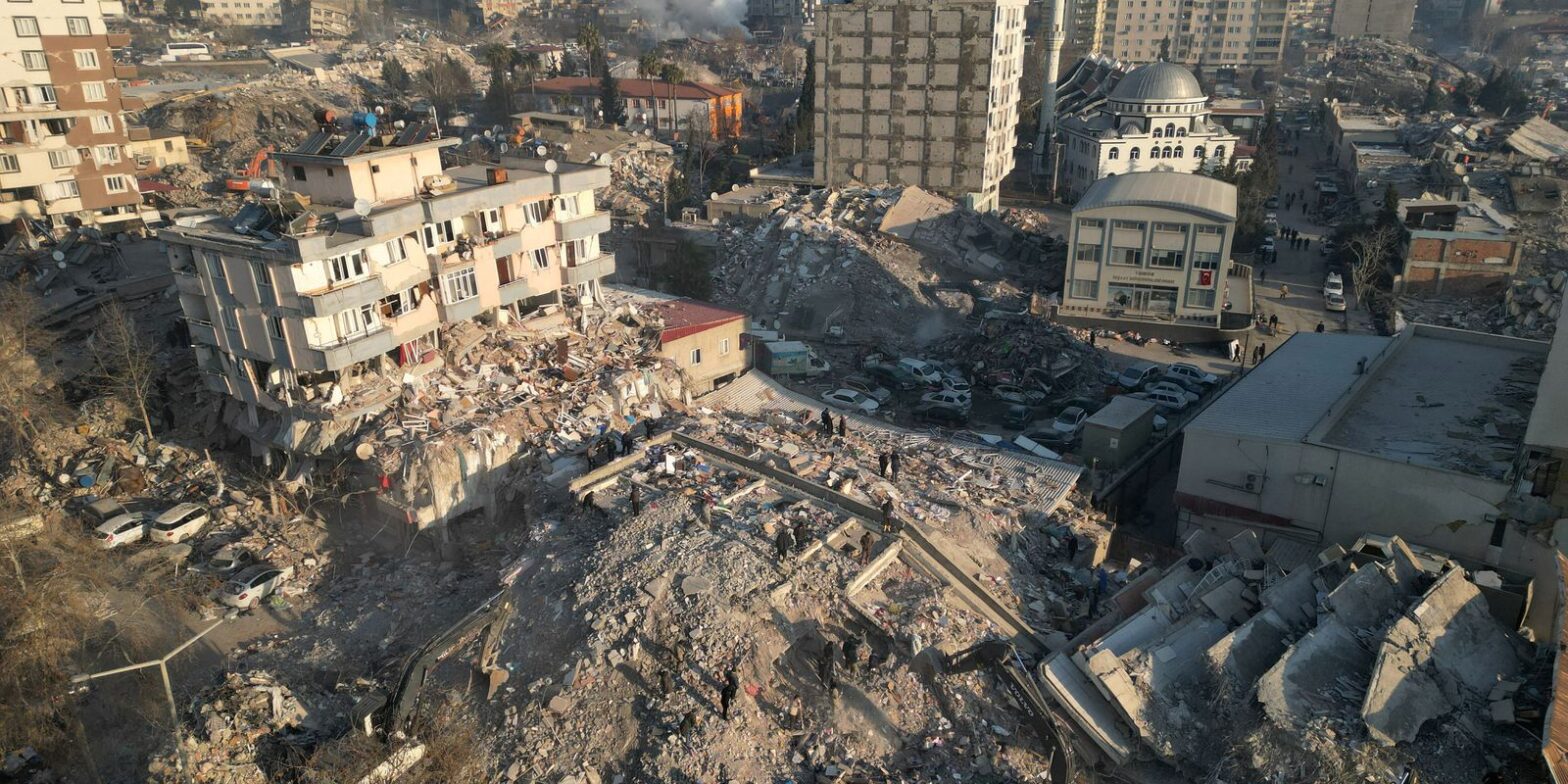 Voo da FAB traz ao Brasil 17 sobreviventes de terremoto na Turquia