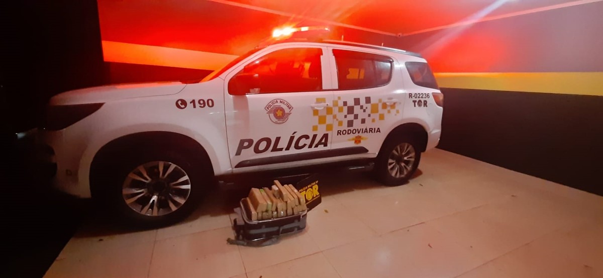 Passageiro demonstra nervosismo durante fiscalização policial e acaba preso com 23 tabletes de maconha, em Presidente Venceslau