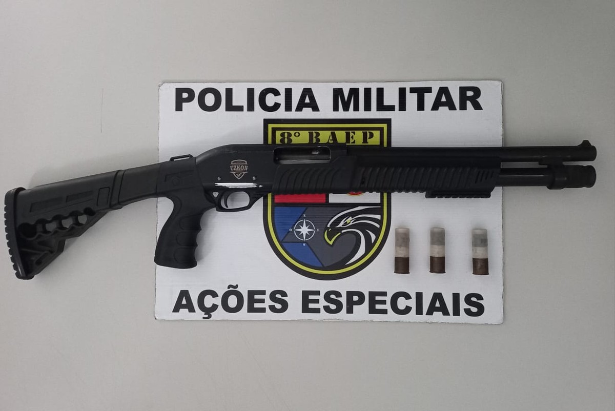 Após suspeita de policiais, homem é preso em flagrante por posse ilegal de espingarda de calibre 12 no bairro Terras de Imoplan