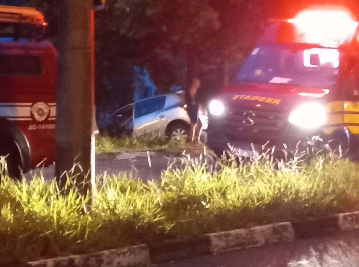 Acidente envolve três carros na Avenida JK, no Jardim Jequitibás, em Presidente Prudente