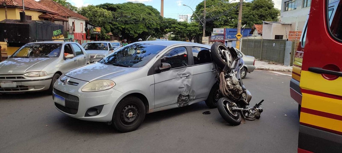 Motociclista fica ferido após colisão com carro, na Avenida Adhemar de Barros, em Presidente Prudente