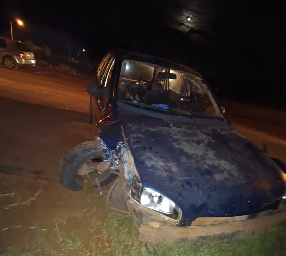 Motorista embriagado é preso após perder o controle da direção e bater carro na longarina de caminhão em Panorama