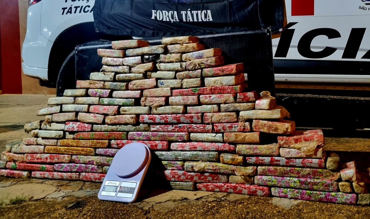 Polícia Militar apreende mais de 40 kg de drogas escondidas nos fundos de casa abandonada, em Pacaembu