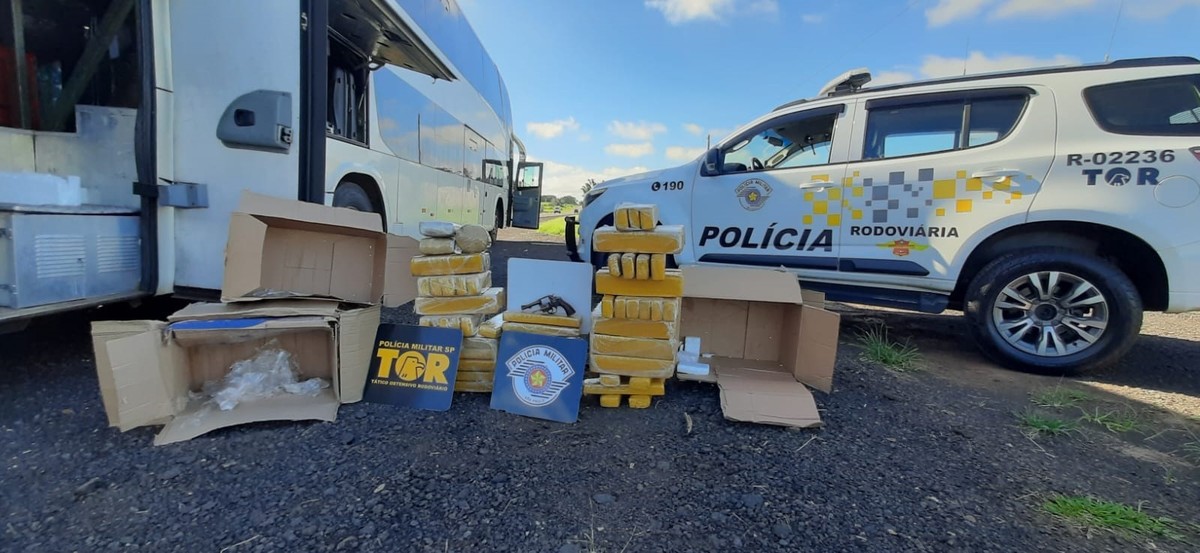 Fiscalização encontra 100 tabletes de drogas e um revólver em bagagem de passageiro de ônibus em Dracena