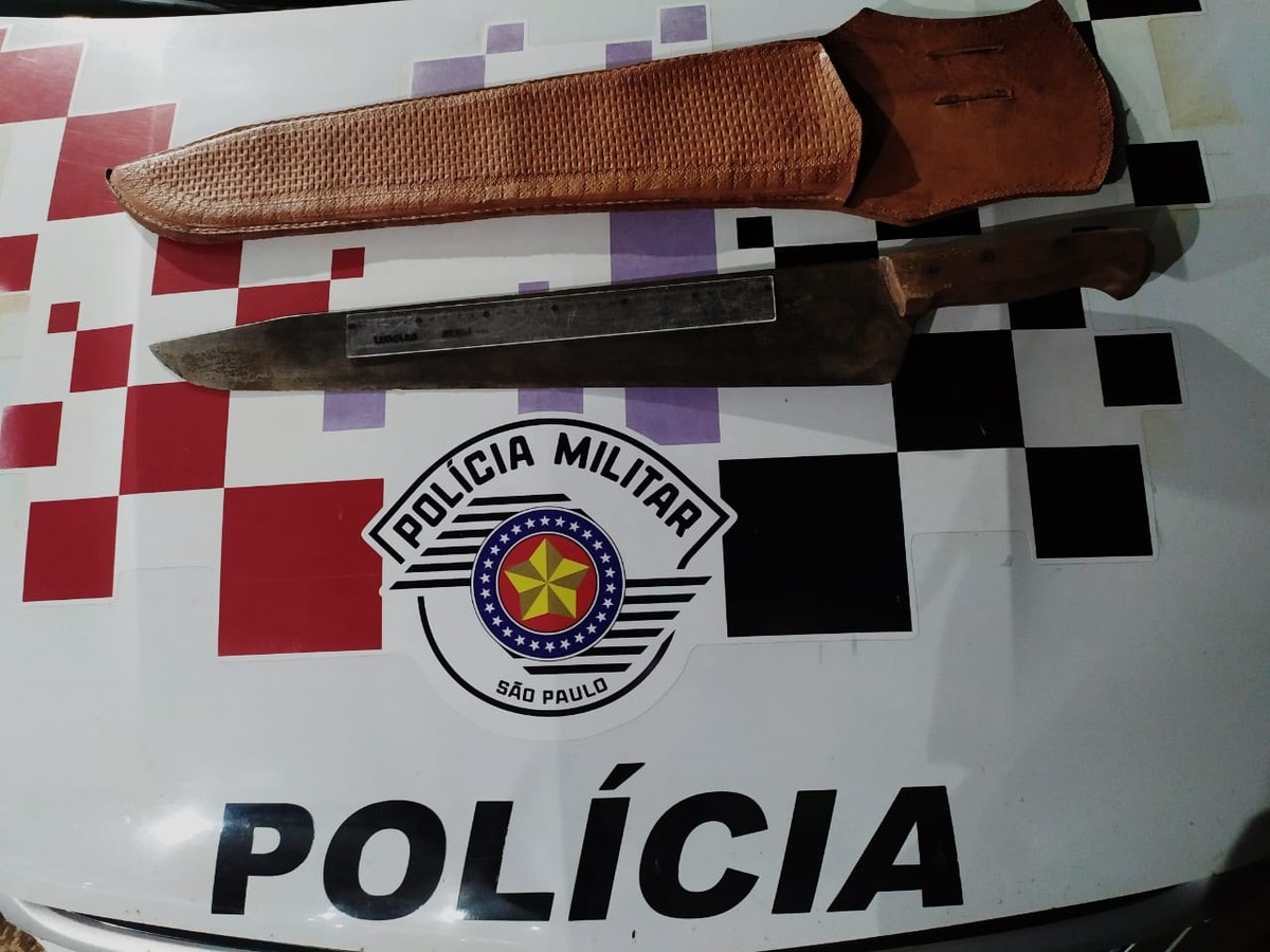 Ao avistar ex-companheira com atual namorado, homem ameaça mulher de morte com facão no pescoço e acaba preso em Paulicéia