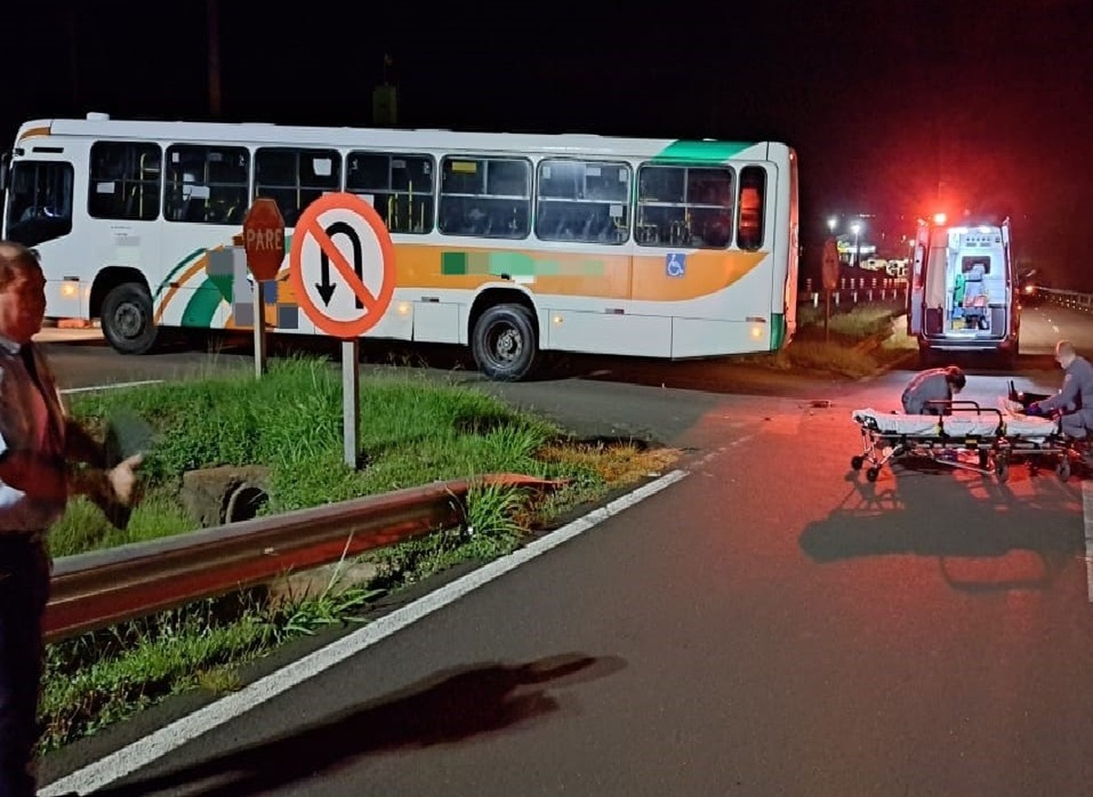 Motorista sem habilitação fica gravemente ferida após colidir motoneta contra ônibus na Rodovia Raposo Tavares