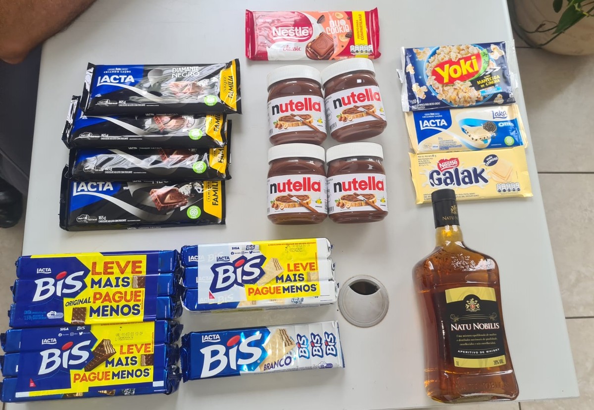 Jovem é preso após furtar R$ 226 em chocolates, pipoca e bebida alcoólica de um supermercado, em Presidente Prudente