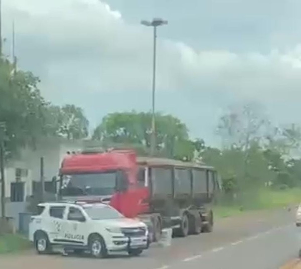 Operação apreende mais de 100 tabletes de cocaína em caminhão na Rodovia Arlindo Béttio