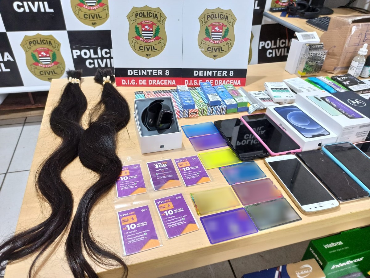 Polícia Civil cumpre mandado de busca e apreensão e celulares, cigarros eletrônicos e apliques de cabelo são apreendidos, em Dracena