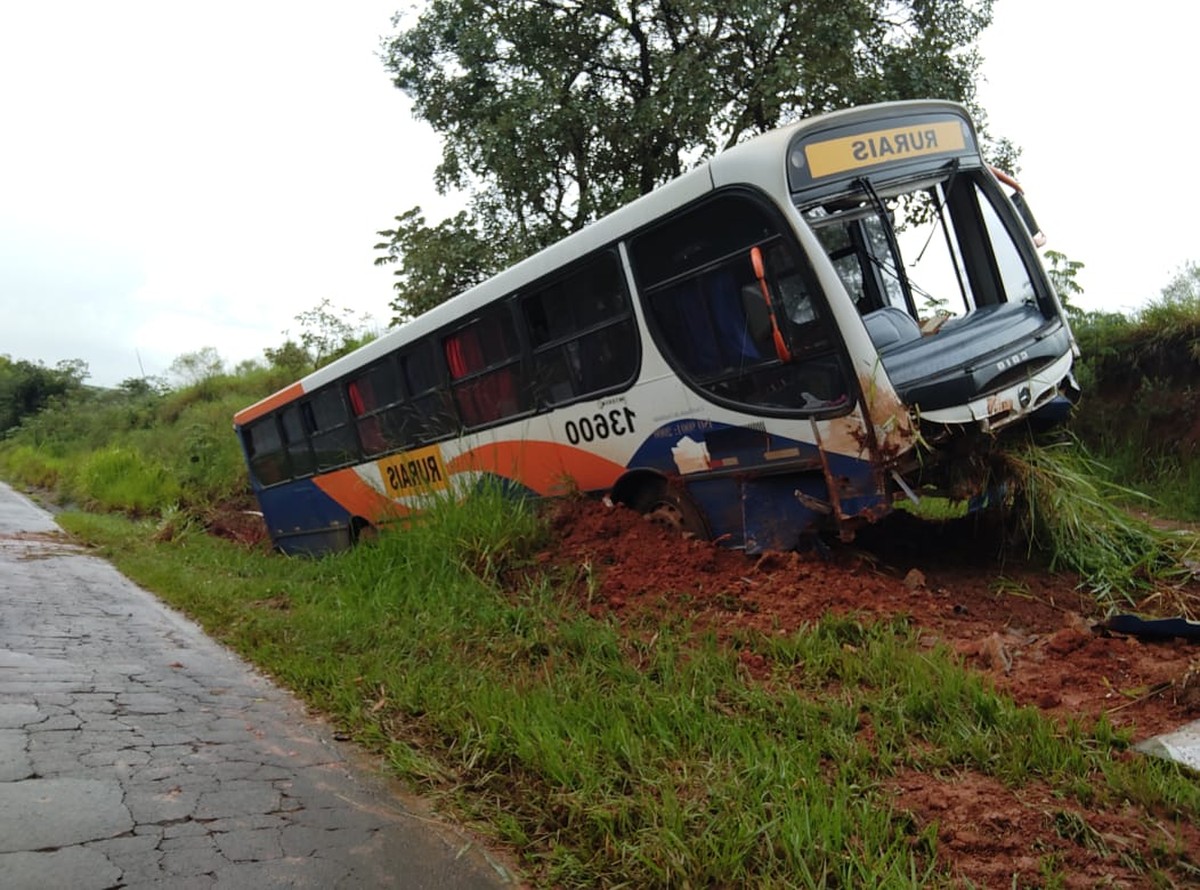 Ônibus de trabalhadores rurais perde o controle, bate em barranco e deixa cinco pessoas feridas em Sagres