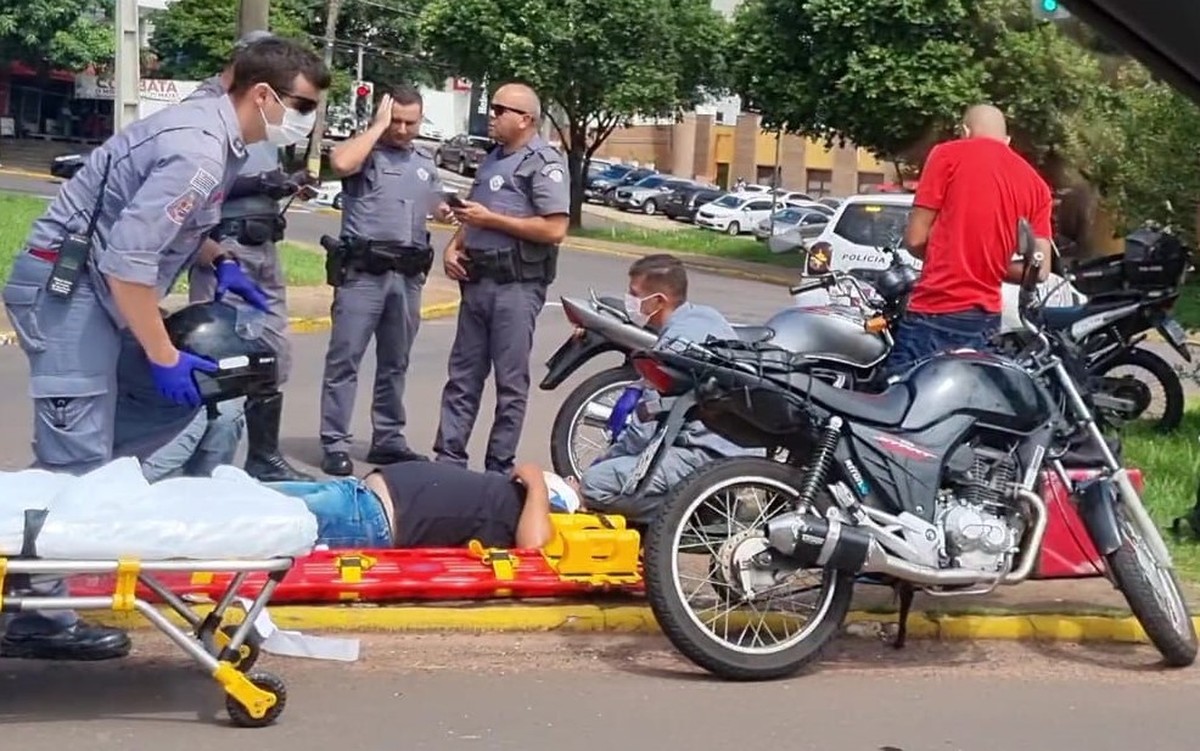 Duas pessoas ficam feridas em colisão entre motocicletas na rotatória da Avenida Coronel Marcondes, no Parque do Povo