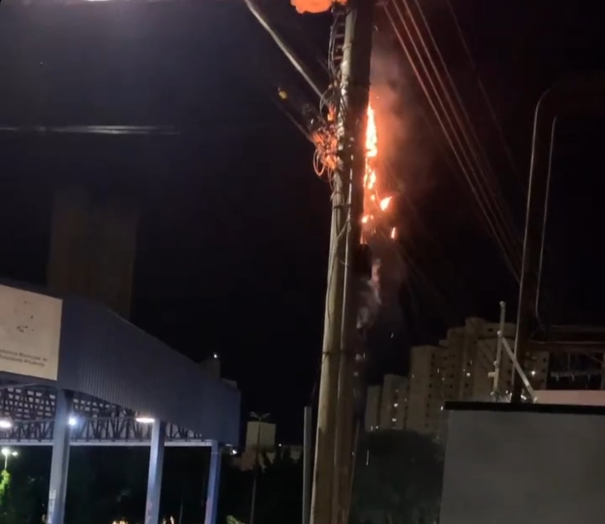Incêndio em poste provoca queda de energia na quadra poliesportiva do Parque do Povo