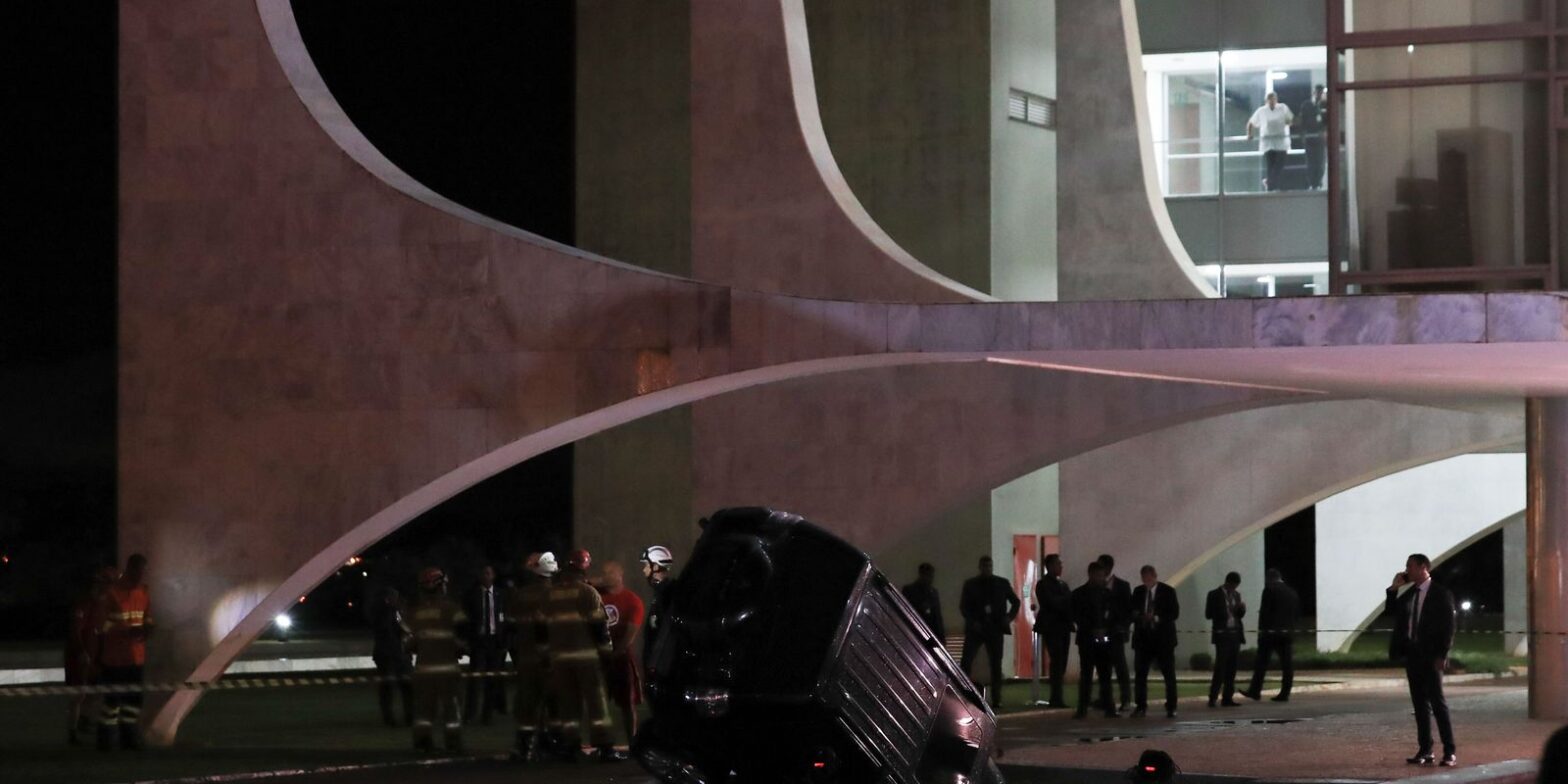 Carro cai em espelho d’água do Palácio do Planalto