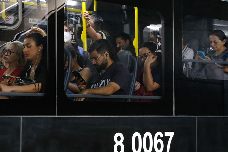 São Paulo (SP), 23/03/2023 - Passageiros optam por ônibus no Terminal Barra Funda, durante a greve dos metroviários em São Paulo que paralisa o Metrô. Foto: Fernando Frazão/Agência Brasil