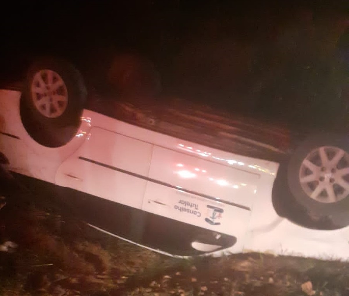 Quatro pessoas ficam feridas após carro do Conselho tutelar de Irapuru capotar na Rodovia Comandante João Ribeiro de Barros