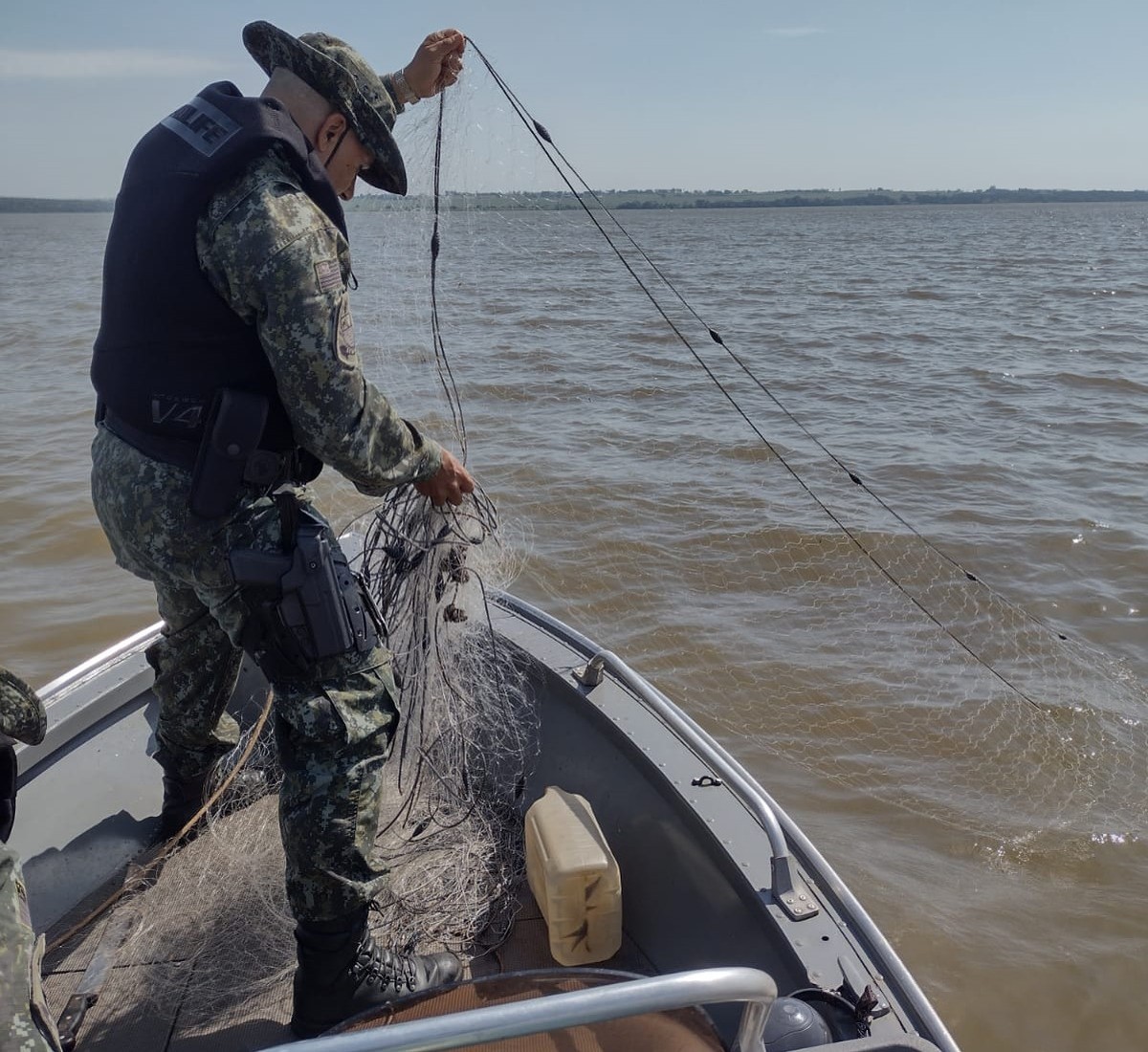 Durante vistoria de pescadores amadores, Polícia Ambiental apreende 400 metros de redes de emalhar irregulares, em Rosana