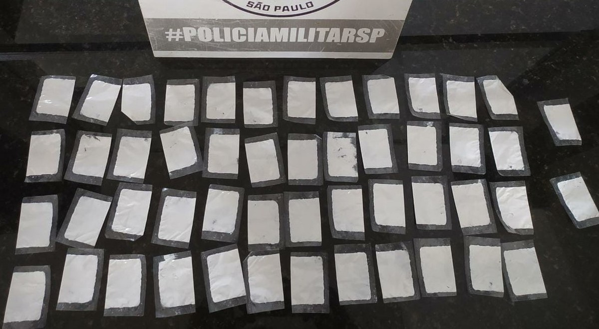 Adolescente que conduzia motocicleta sem documentação é apreendido com 50 sachês de cocaína em Salmourão