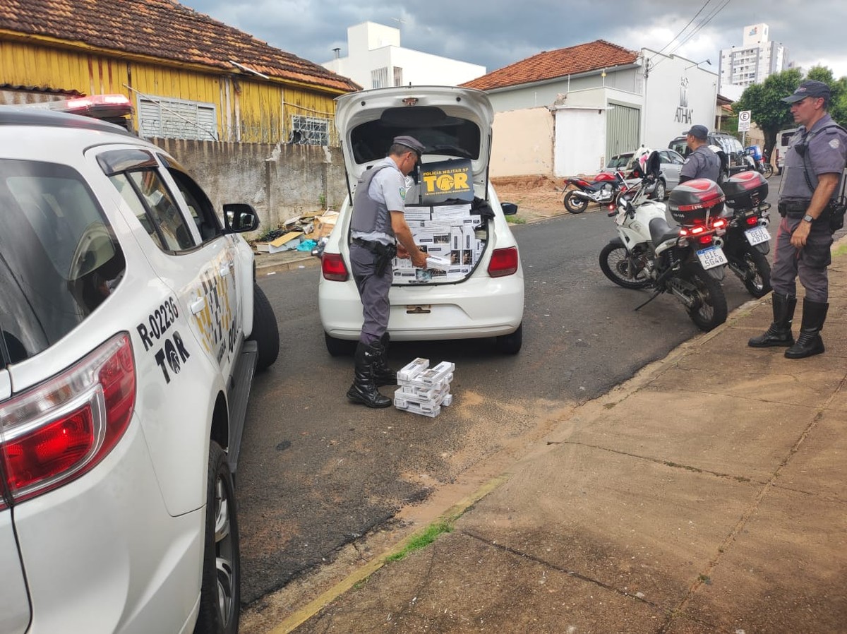 Homem tenta fugir de abordagem policial e acaba preso com 10 mil maços de cigarros contrabandeados na Rodovia Raposo Tavares