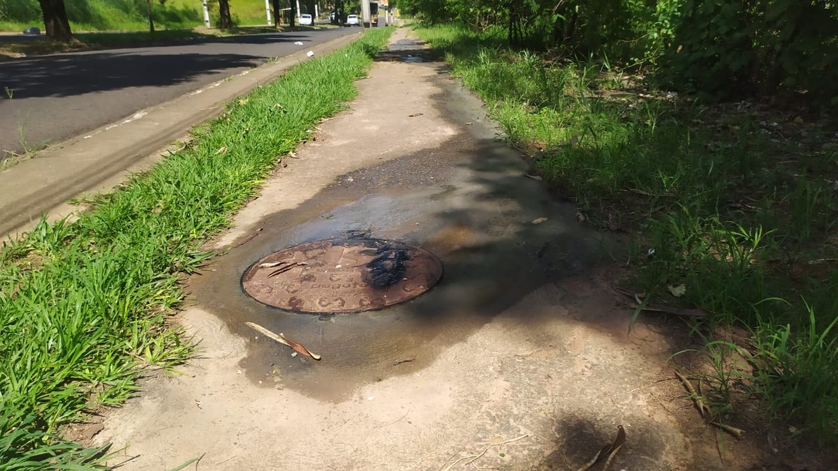 Vazamento de esgoto a céu aberto causa transtornos a pedestres na Avenida Juscelino Kubitschek, em Presidente Prudente