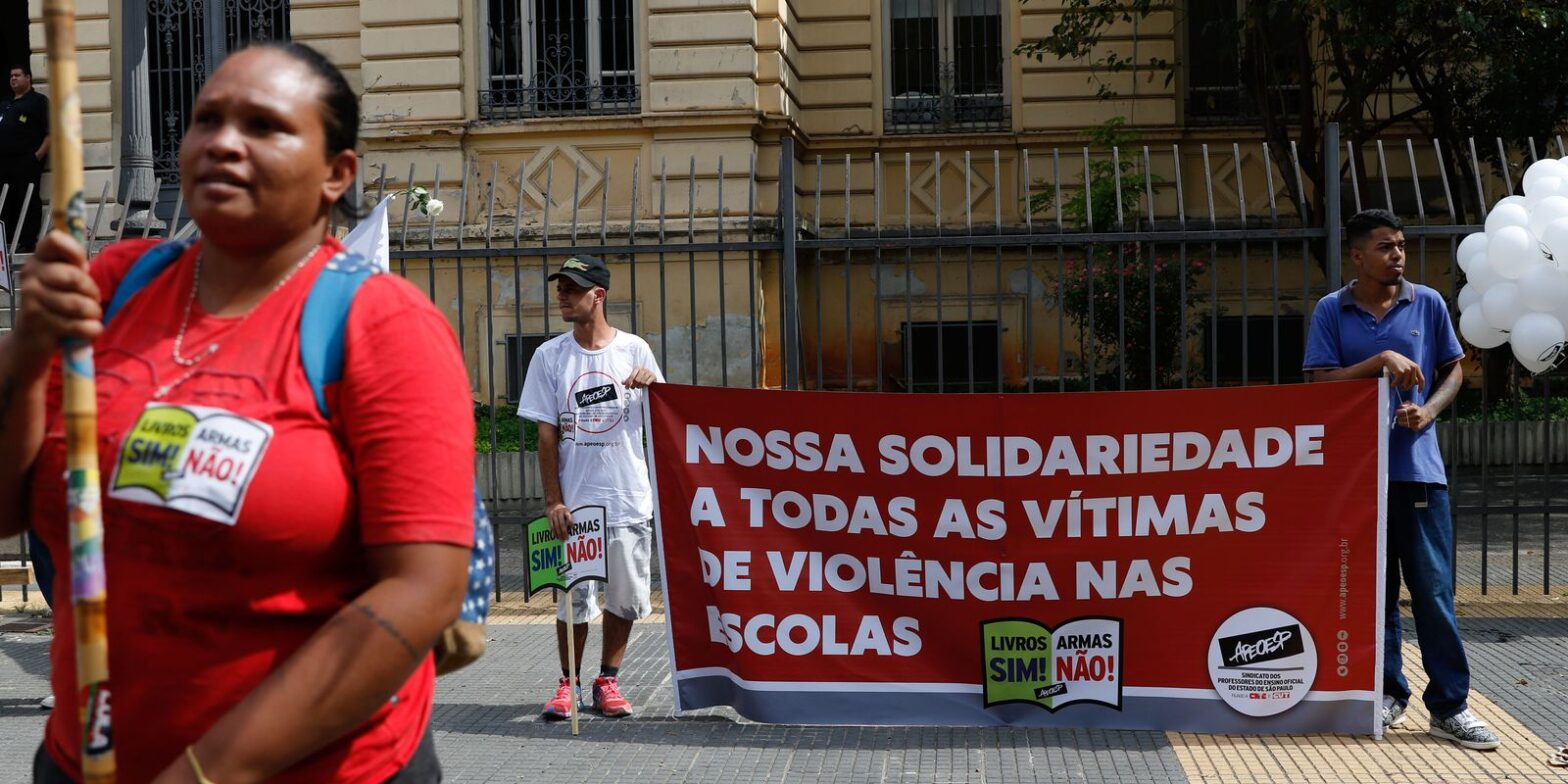 Em ato contra a violência, professores criticam condições de trabalho