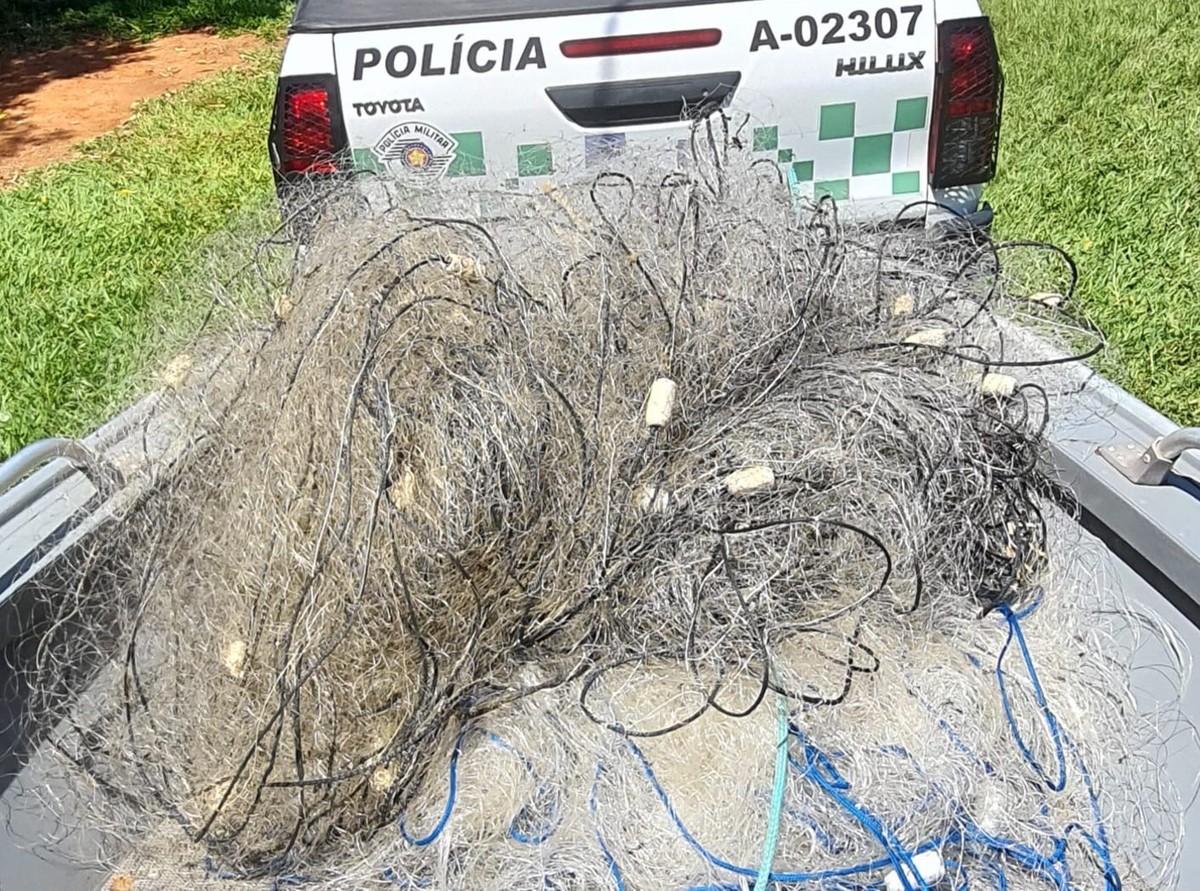 Fiscalização apreende 300 metros de redes armadas irregularmente no Rio Paraná, em Rosana