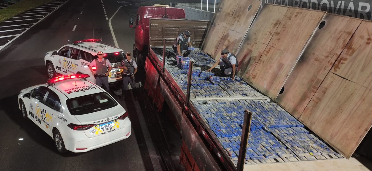 Paraguaio é preso com quase duas toneladas de maconha escondidas em fundo falso de carreta, em Pirapozinho