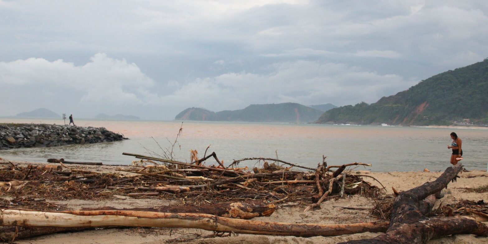 Chuvas ainda provocam deslizamentos e alagamentos em São Sebastião