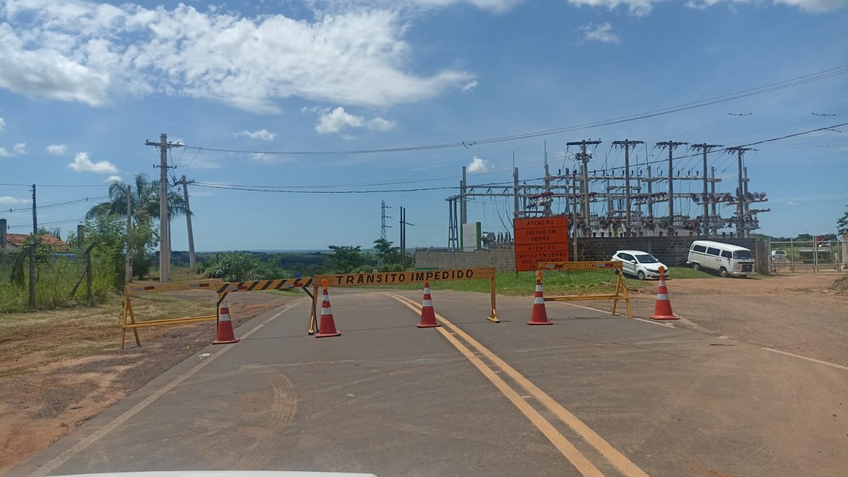 Defesa Civil sinaliza trecho destruído após temporal na rodovia vicinal que faz a ligação entre Pacaembu e Mirandópolis