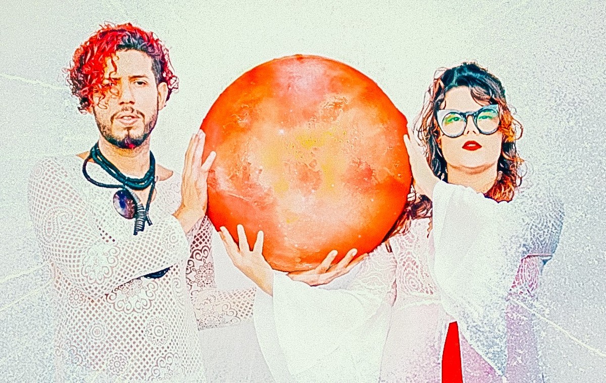 Duo Babi e Lasserre realiza show gratuito de pop psicodélico em Presidente Prudente