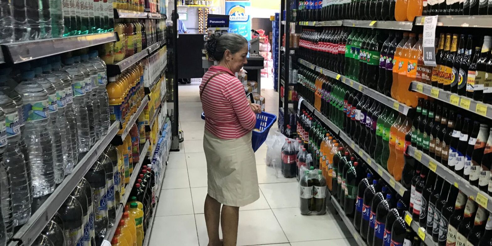 Embalagens ocultam parte dos aditivos em alimentos vendidos no Brasil