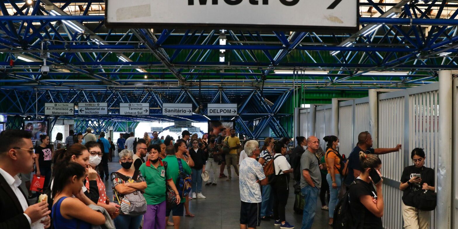 Metrô de SP não faz acordo e greve continua nesta sexta-feira