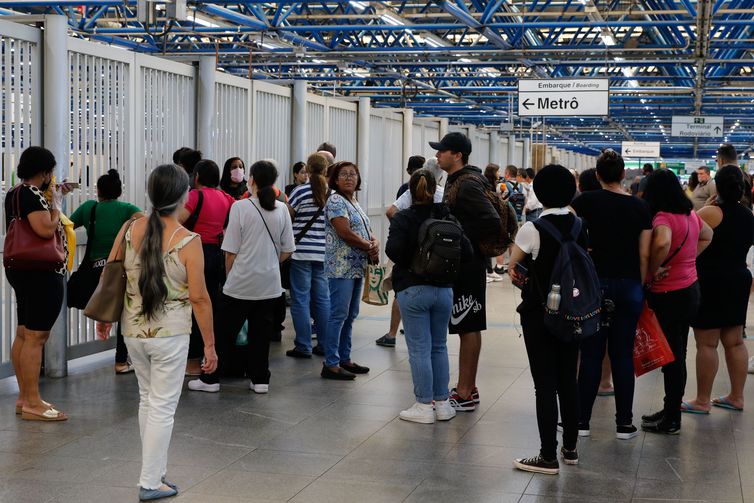 São Paulo (SP), 23/03/2023 - Passageiros aguardam no embarque da estação Palmeiras-Barra Funda, linha 3 do Metrô, durante a greve dos metroviários em São Paulo. Foto: Fernando Frazão/Agência Brasil