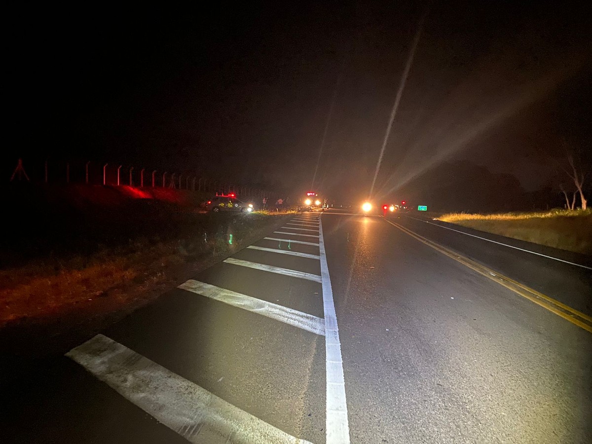 Motociclista morre após colidir contra carro e ser atropelado na Rodovia Assis Chateaubriand, em Pirapozinho