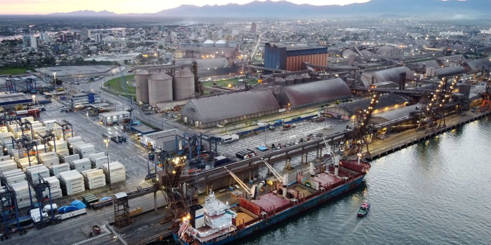 Oito estrangeiros são detidos em navio no Porto de Paranaguá