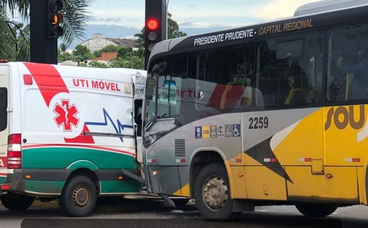 Ônibus do transporte coletivo e ambulância com pessoa intubada colidem em rotatória na Avenida Manoel Goulart