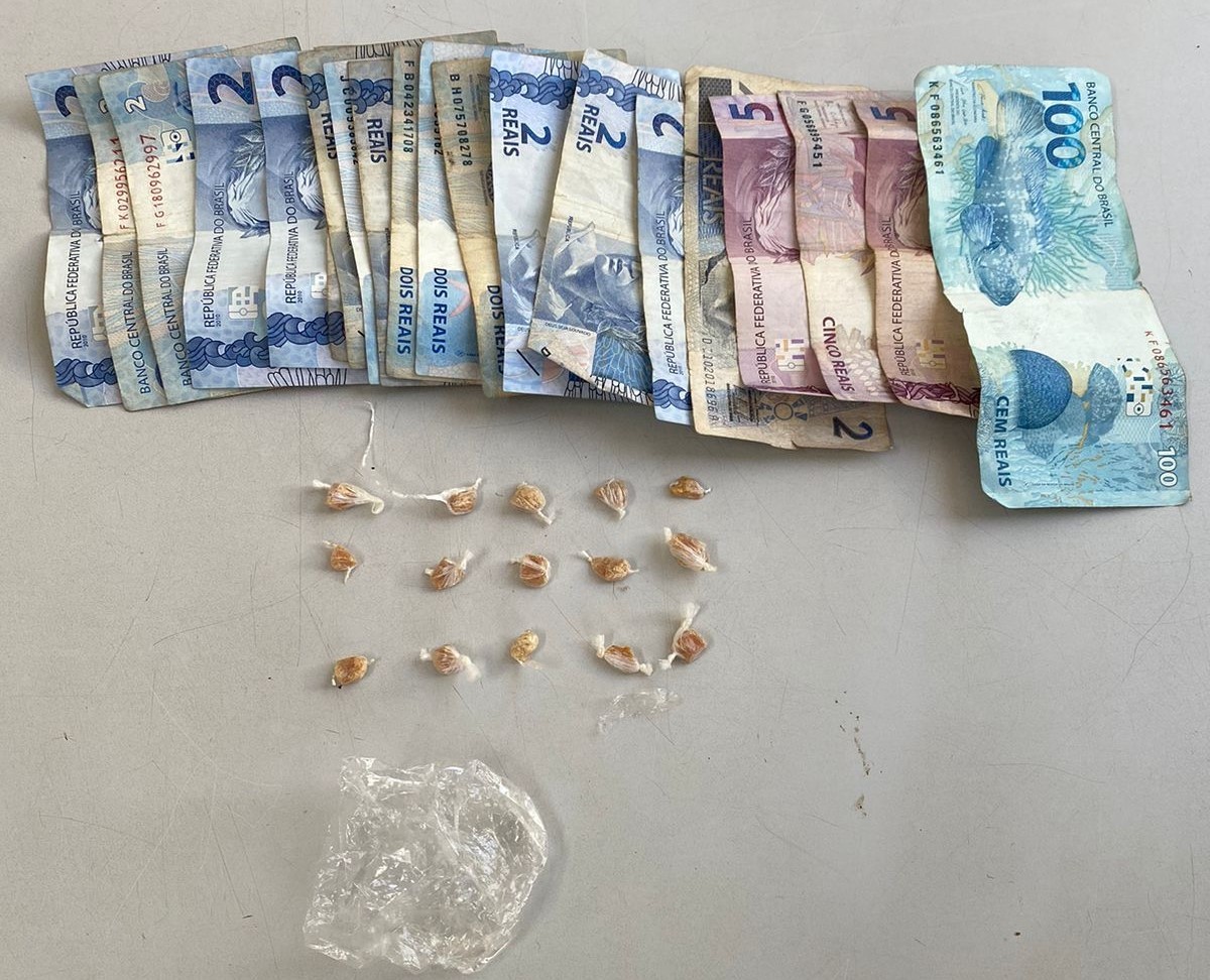 Polícia Militar flagra comercialização de droga na Avenida Brasil e prende homem com porções de crack